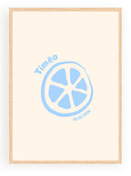 Affiche personnalisée Minimaliste Citron: illustration d'une tranche de citron bleue dans un cadre en bois. Nom Timéo et date 02.02.2024 en arc de cercle.