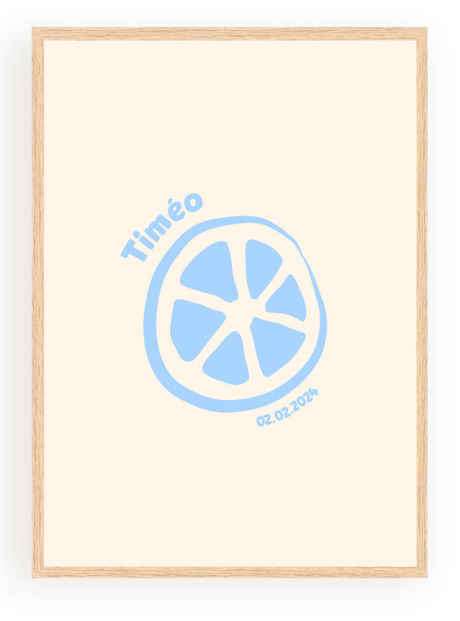 Affiche personnalisée Minimaliste Citron: illustration d'une tranche de citron bleue dans un cadre en bois. Nom Timéo et date 02.02.2024 en arc de cercle.