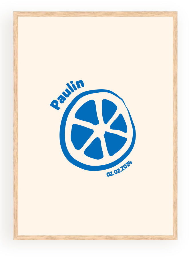 Affiche personnalisée minimaliste citron bleu avec texte Paulin et date 02.02.2024 sur fond blanc cassé dans cadre en bois.