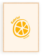 Affiche personnalisée Minimaliste Citron: orange citrons stylisés en tranche dans cadre en bois, prénom Gabriel et date 02.02.2024