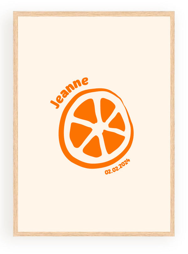 Póster personalizado minimalista naranja limón con nombre "Jeanne" y fecha 02.02.2024, marco de madera clara.