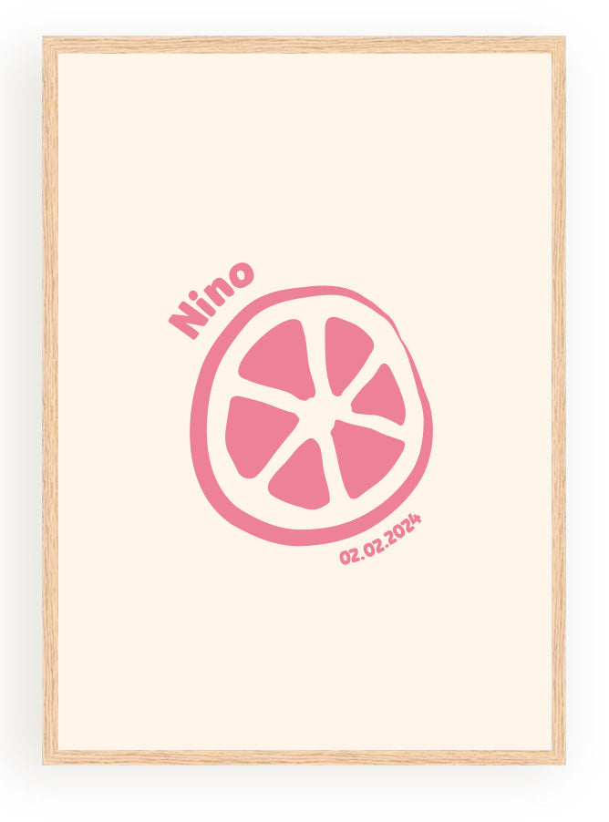 Affiche personnalisée minimaliste citron en rose, prénom Nino et date 02.02.2021 sur fond crème dans cadre en bois.