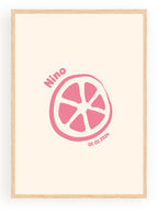 Affiche personnalisée minimaliste citron en rose, prénom Nino et date 02.02.2021 sur fond crème dans cadre en bois.