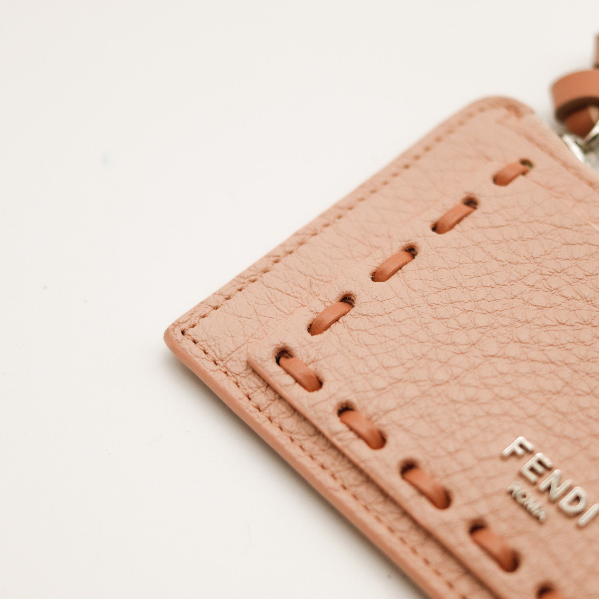 Le Porte-Cartes Peekaboo Fendi Rose