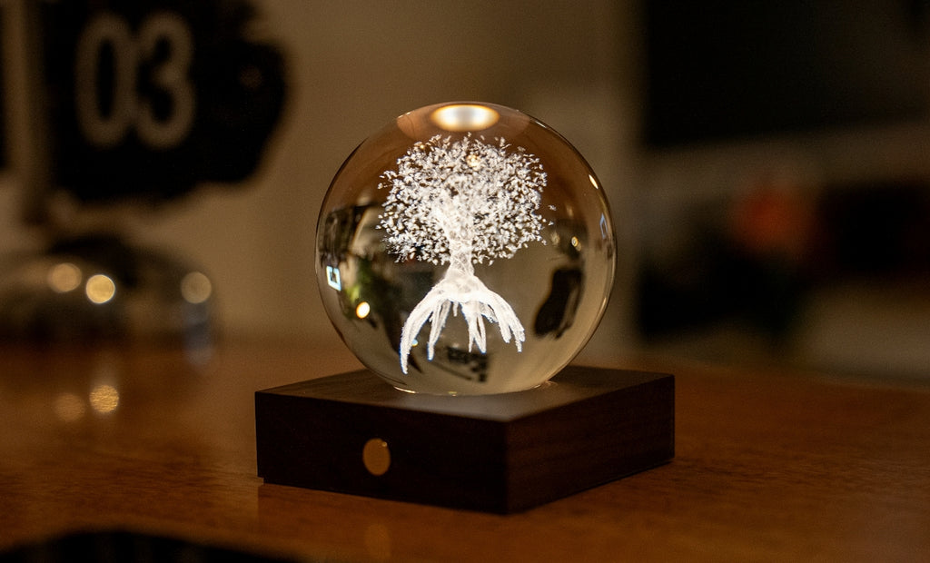 Gingko Design – Lampka Amber Crystal - Drzewo Życia, szklana kula ze świecącym drzewem na drewnianej podstawie