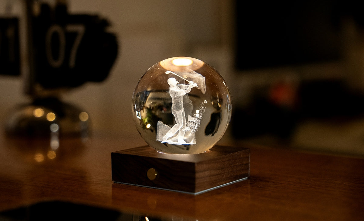 Gingko Design – Lampka Amber Crystal - Golf, szklana kula z wygrawerowanym golfistą, umieszczona na drewnianej podstawie