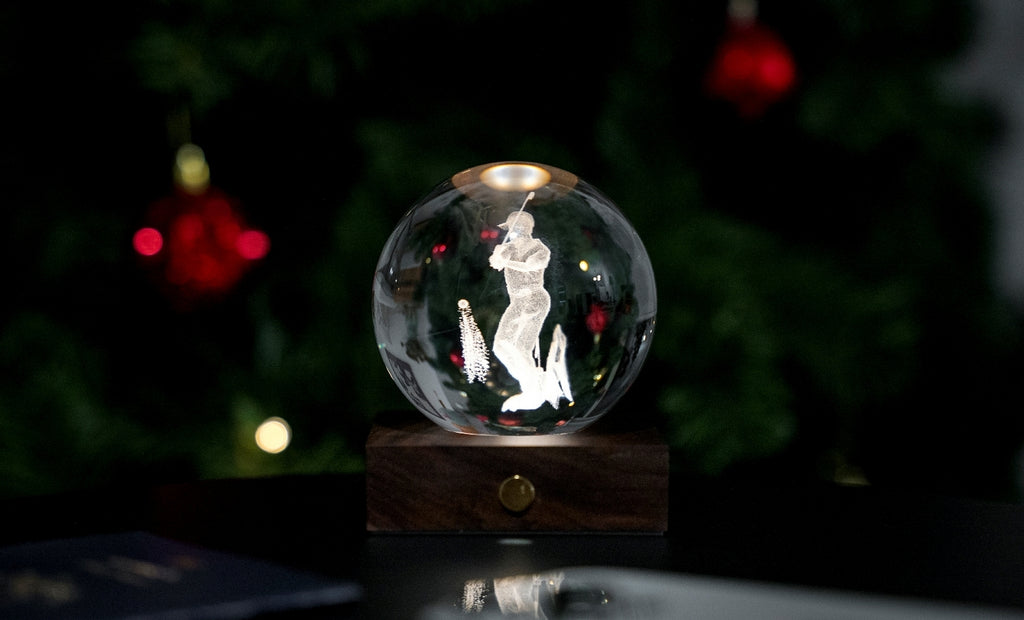 Gingko Design – Lampka Amber Crystal - Golf, świecąca szklana kula z golfistą w środku, na drewnianej podstawie