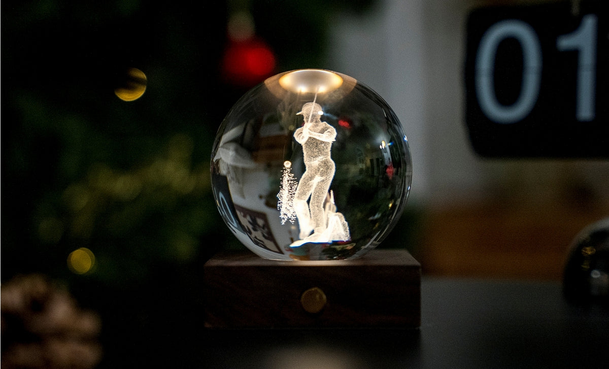 Gingko Design – Lampka Amber Crystal - Golf, świecąca szklana kula z golfistą 3D na drewnianej podstawie