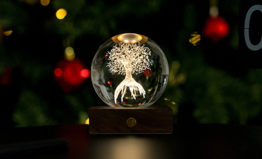 Gingko Design – Lampka Amber Crystal - Drzewo Życia, świecąca kryształowa kula z drzewem, na drewnianej podstawie