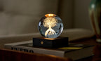 Gingko Design – Lampka Amber Crystal - Drzewo Życia, lampa stołowa w kształcie szklanej kuli ze świecącym drzewem