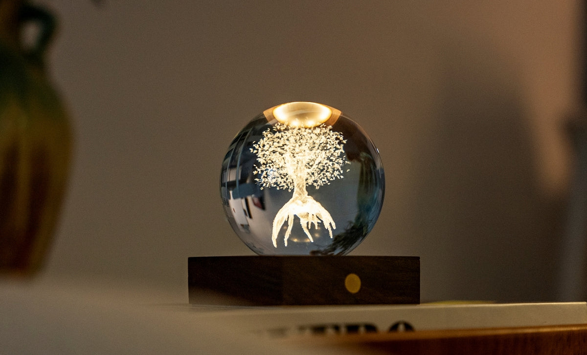 Gingko Design – Lampka Amber Crystal - Drzewo Życia, lampka nocna w kształcie kryształowej kuli ze świecącym drzewem
