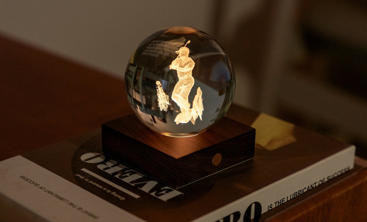 Gingko Design – Lampka Amber Crystal - Golf, świecąca szklana kula na drewnianej podstawie