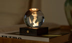 Gingko Design – Lampka Amber Crystal - Golf, lampka nocna w kształcie kryształowej kuli z golfistą
