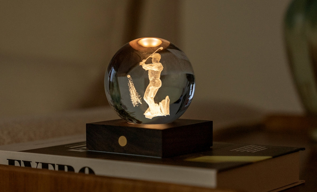 Gingko Design – Lampka Amber Crystal - Golf, lampka nocna w kształcie kryształowej kuli z golfistą