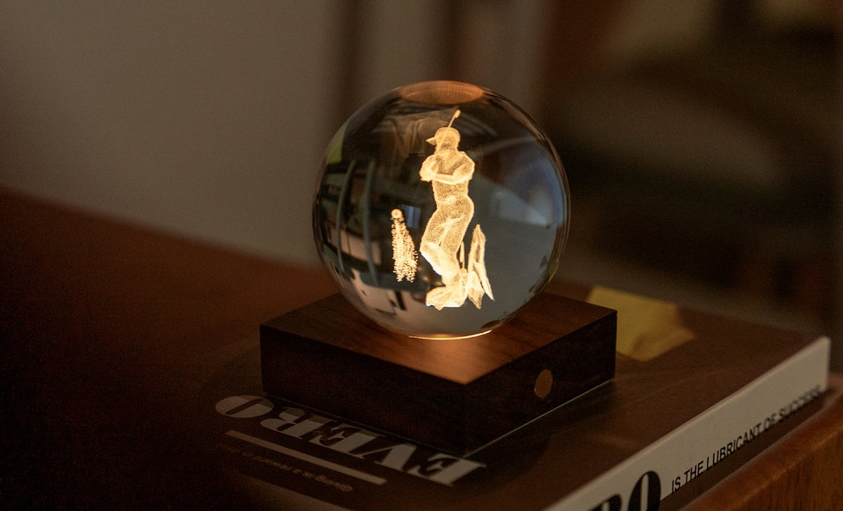 Gingko Design – Lampka Amber Crystal - Golf, kryształowa kula z grawerem baseballisty, umieszczona na drewnianej podstawie