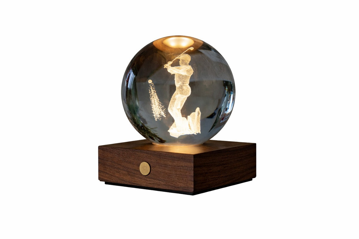 Gingko Design – Lampka Amber Crystal - Golf, lampka nocna ze szklaną kulą i drewnianą podstawą
