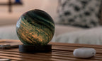 Gingko Design – Astraglass Leuchte - Stellar Ocean - 2 Größen, kugelförmige Tischlampe aus farbigem Glas auf einem Holzsockel