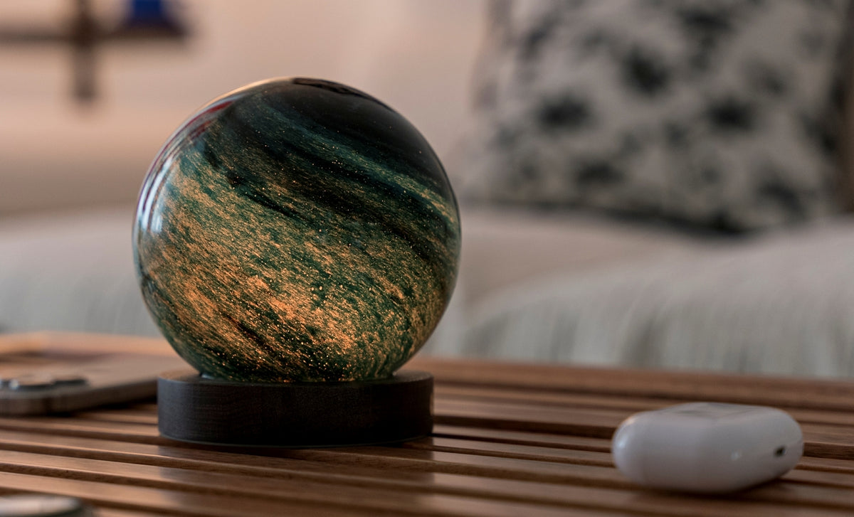 Gingko Design – Astraglass Leuchte - Stellar Ocean - 2 Größen, kugelförmige Tischlampe aus farbigem Glas auf einem Holzsockel
