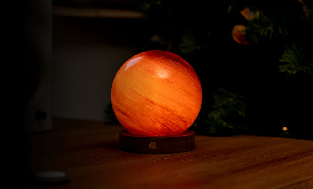 Gingko Design – Lampa Astraglass - Sand Storm - 2 rozmiary, kulista lampa stołowa pomarańczowo-czerwona na drewnianej podstawie