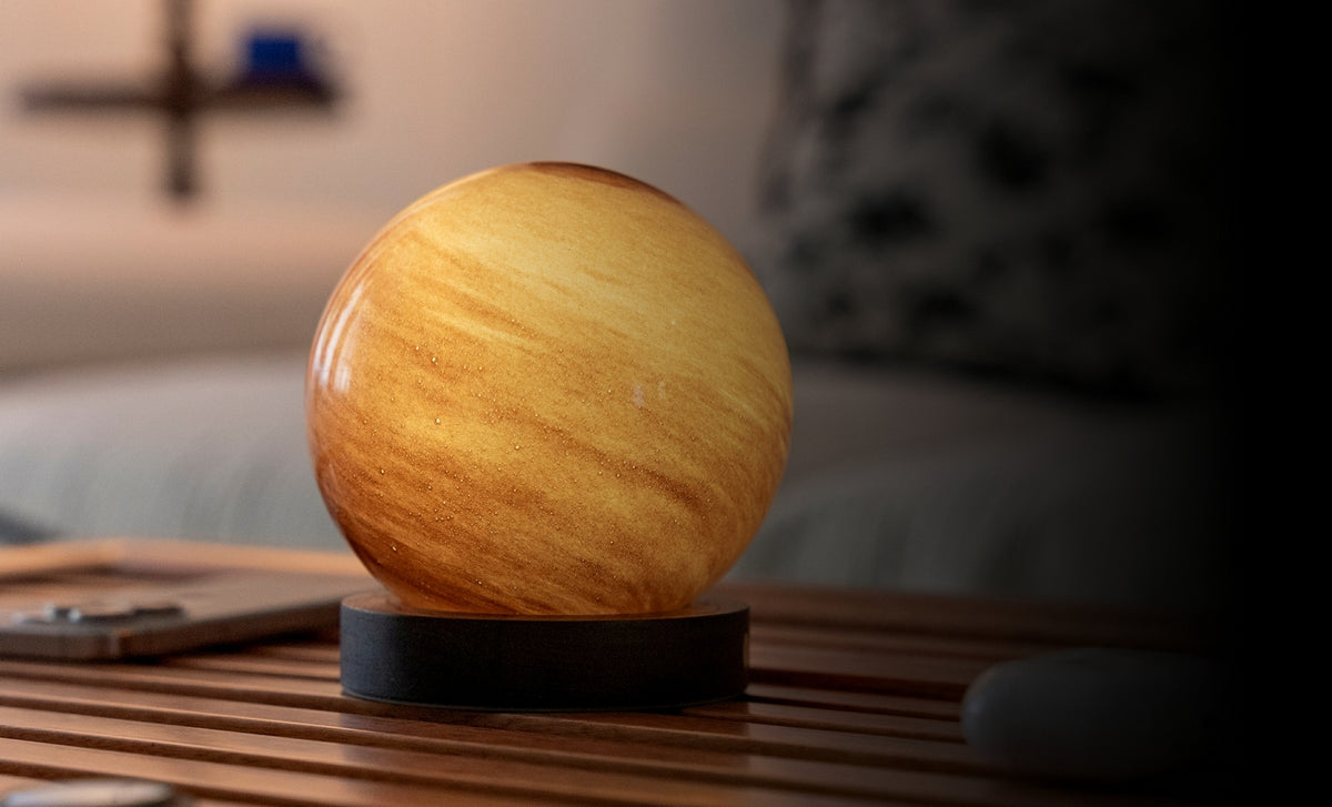 Gingko Design – Lampa Astraglass - Sand Storm - 2 rozmiary, kulista lampa stołowa żółto-pomarańczowa na czarnej podstawie