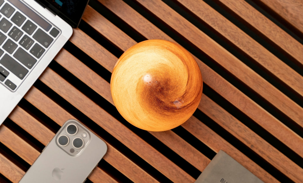 Gingko Design – Lampa Astraglass - Sand Storm - 2 rozmiary, widok z góry na okrągły drewniany przedmiot na drewnianym stole