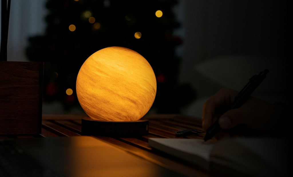 Gingko Design – Lampa Astraglass - Sand Storm - 2 rozmiary, kulista świecąca lampa stołowa na drewnianym biurku, wieczorny nastrój