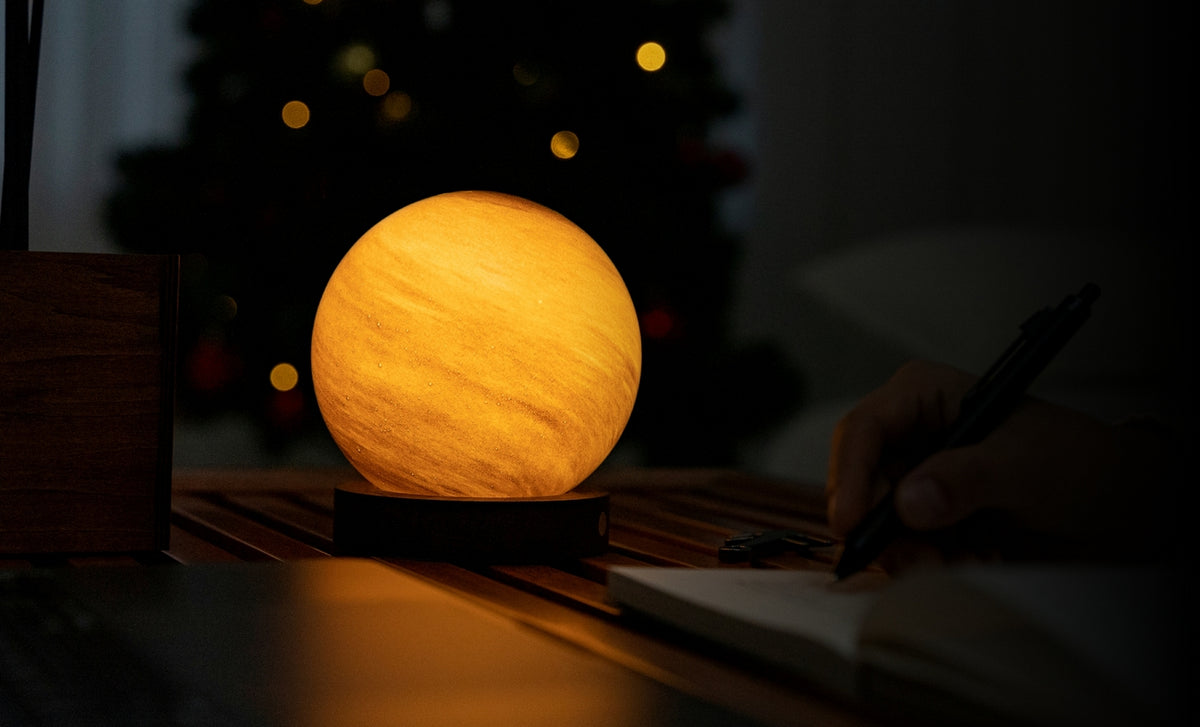 Gingko Design – Lampa Astraglass - Sand Storm - 2 rozmiary, kulista świecąca lampa stołowa na drewnianym biurku, wieczorny nastrój