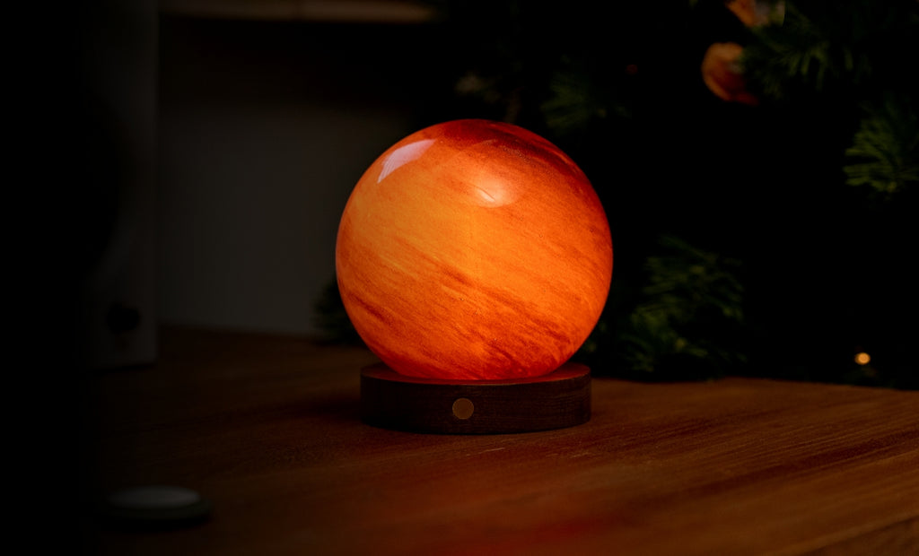 Gingko Design – Lampa Astraglass - Sand Storm - 2 rozmiary, kulista lampa stołowa pomarańczowo-czerwona na drewnianej podstawie