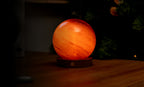 Gingko Design – Lampa Astraglass - Sand Storm - 2 rozmiary, kulista lampa stołowa pomarańczowo-czerwona na drewnianej podstawie