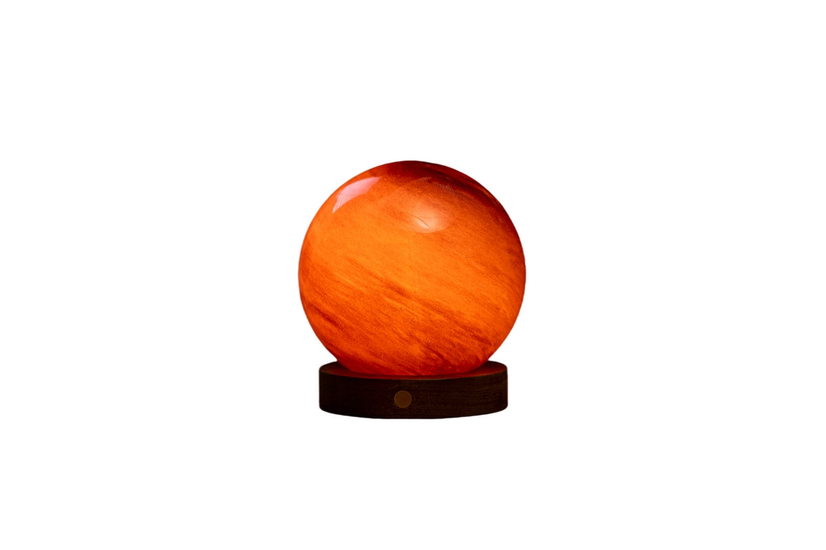 Gingko Design – Lampa Astraglass - Sand Storm - 2 rozmiary, kulista lampa stołowa pomarańczowo-czerwona na podstawie z ciemnego drewna