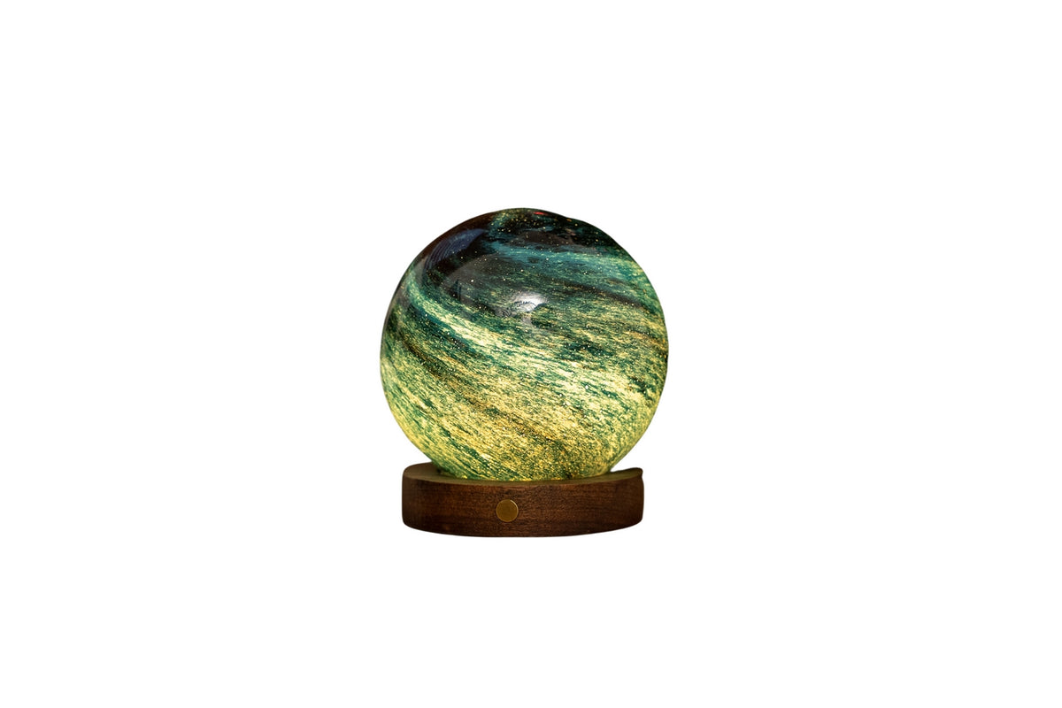 Gingko Design – Leuchte Astraglass - Stellar Ocean - 2 Größen, kugelförmige Tischlampe aus grünem und gelbem Glas auf Holzsockel