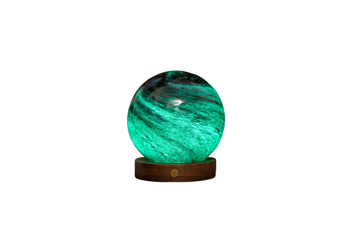 Gingko Design – Leuchte Astraglass - Stellar Ocean - 2 Größen, kugelförmige Nachttischlampe aus grünem Glas mit Holzsockel