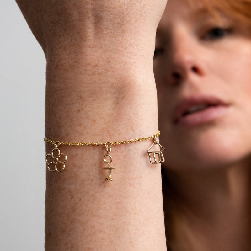 Bracelet lettre personnalisée bijou élégant femme fait main Paris