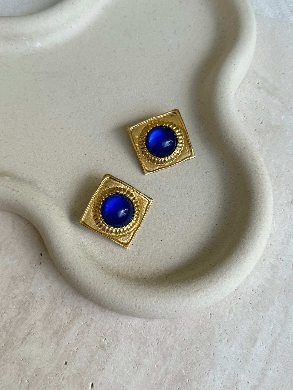 Boucles D’Oreilles Vintage - Carrées Dorées Et Cabochons Bleu