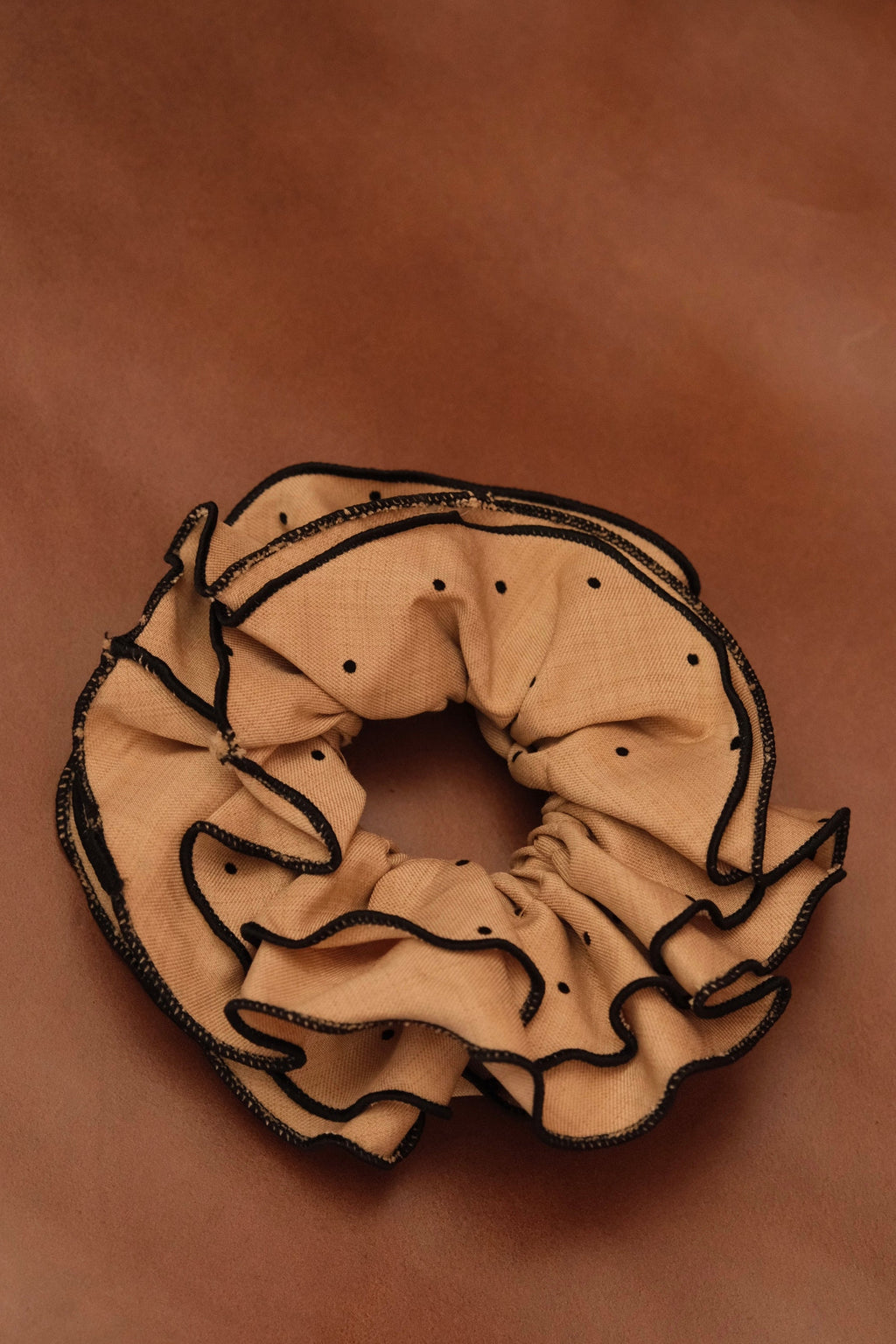 Maxi chouchou froufrou pois camel