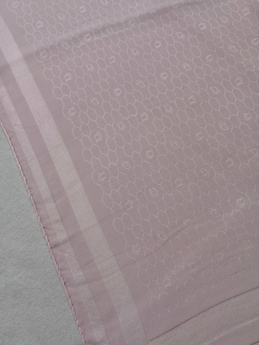 Bufanda Christian Dior vintage – Monograma tono sobre tono rosa
