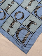 Bufanda Christian Dior - Inscripciones Dior sobre fondo azul