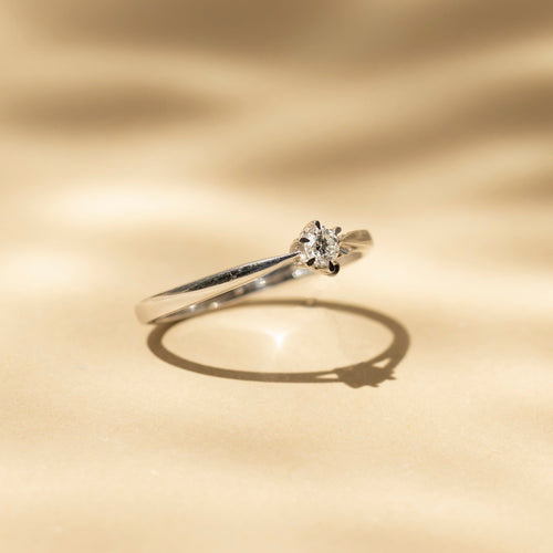 Anillo de diamantes “Envoûtant Solitaire” 0.11/1 – Oro blanco