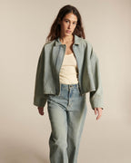 Jean femme en denim bleu clair, coupe droite et taille haute, en coton robuste et légèrement délavé pour un style casual et confortable.