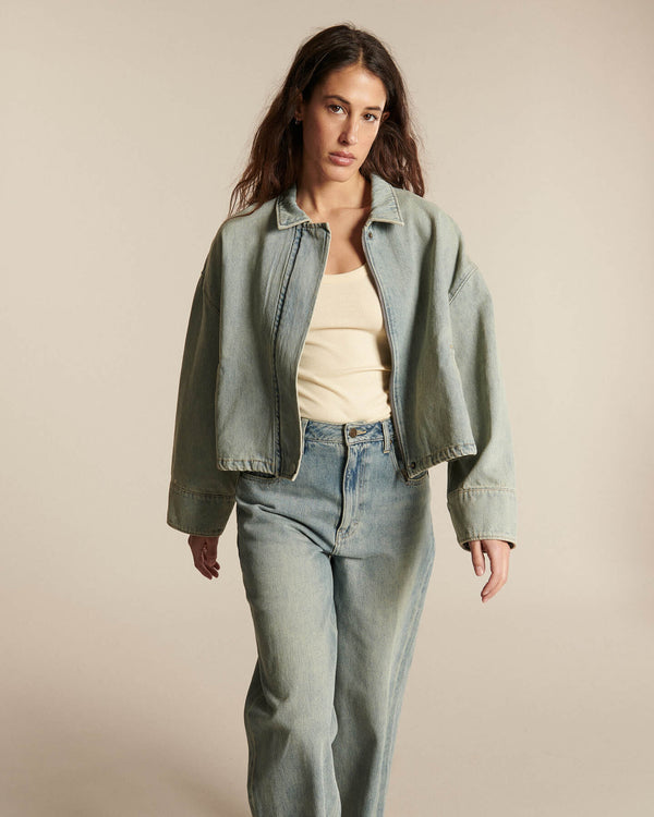 Women's jeans in light blue denim, straight cut and high waist, in sturdy, lightly faded cotton for a casual and comfortable style.