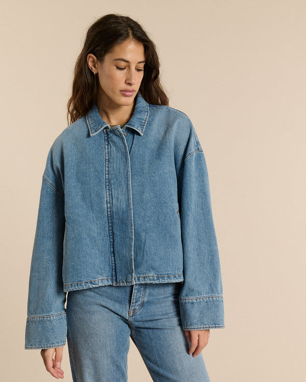 Women's jeans in stone fade blue denim with straight cut, 100% cotton fabric, soft finish and slightly faded effect for a casual and comfortable style.