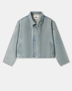 Veste en denim bleu clair effet délavé, coupe droite et légèrement courte avec poches latérales discrètes, matière coton épaisse et structurée.