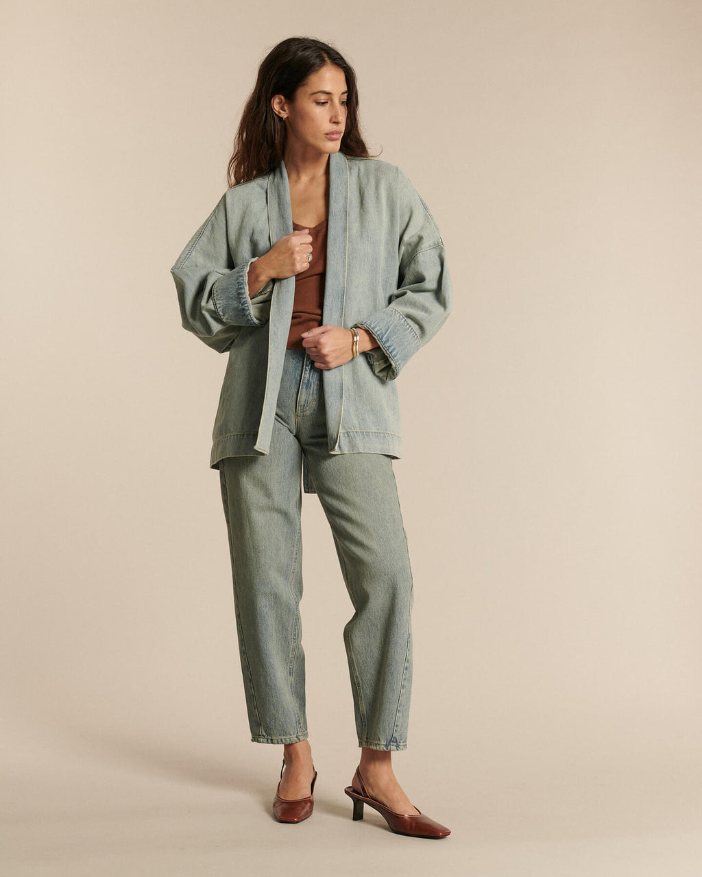 Jean en denim 100 % coton de couleur bleu délavé clair, coupe droite légèrement ample, s’adaptant à toutes les morphologies pour un style confortable et moderne.