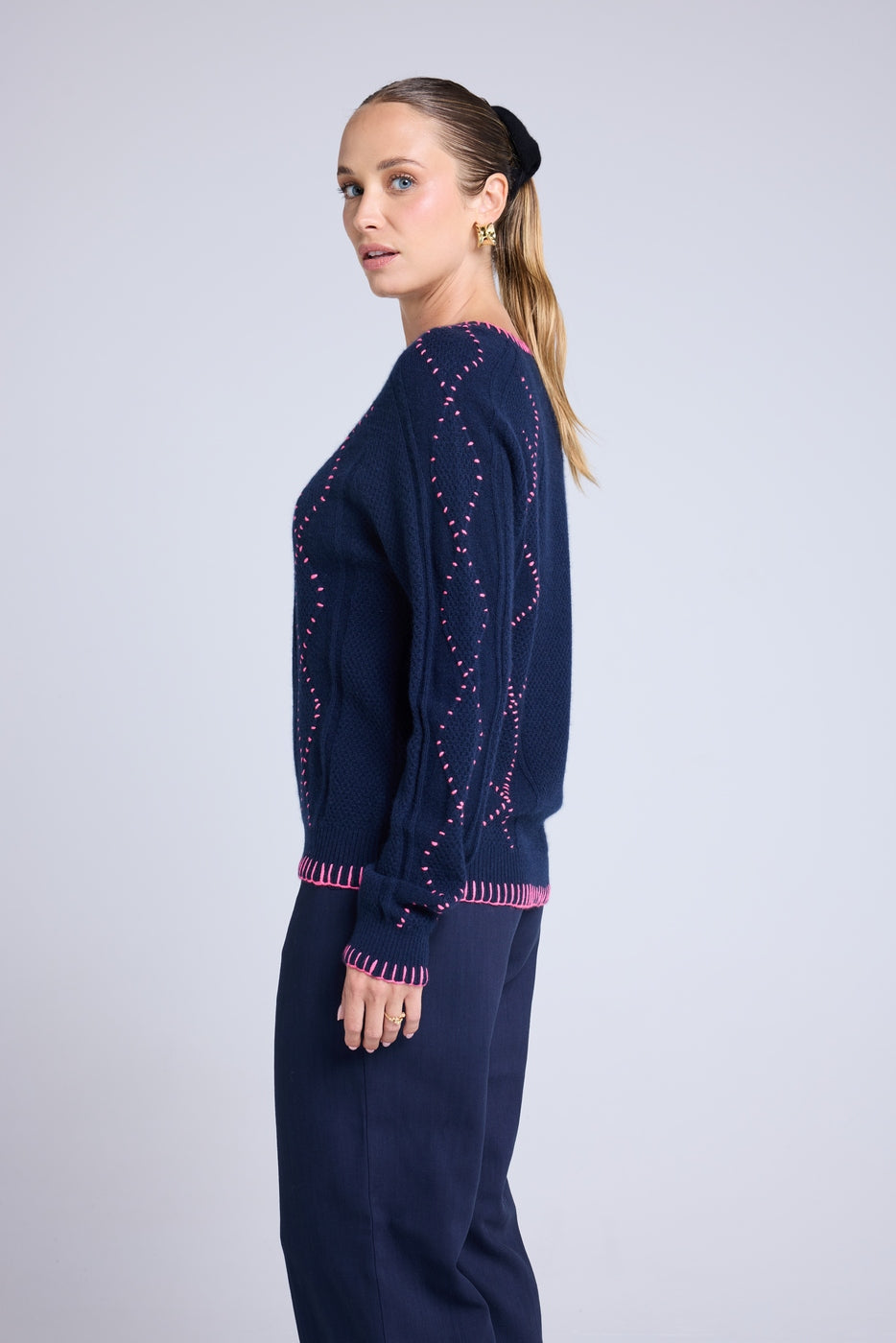 Jersey de Cuello Redondo de Torsadas y Pespuntes Barbara - Azul Marino Rosa Flúor