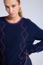 Jersey de Cuello Redondo de Torsadas y Pespuntes Barbara - Azul Marino Rosa Flúor