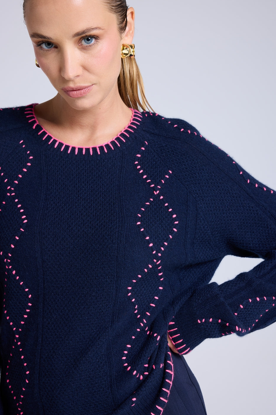 Jersey de Cuello Redondo de Torsadas y Pespuntes Barbara - Azul Marino Rosa Flúor