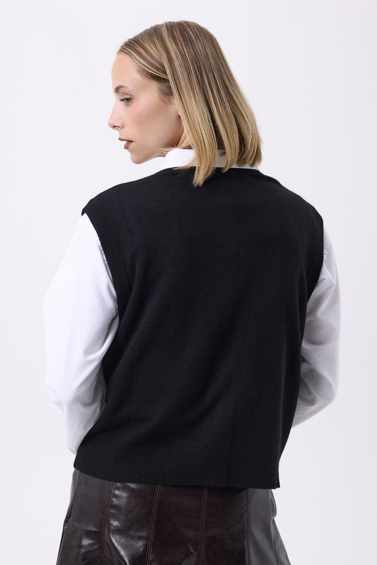 Oversized vest met ronde hals en gouden knopen mouwloos F Bari - Zwart - Dames