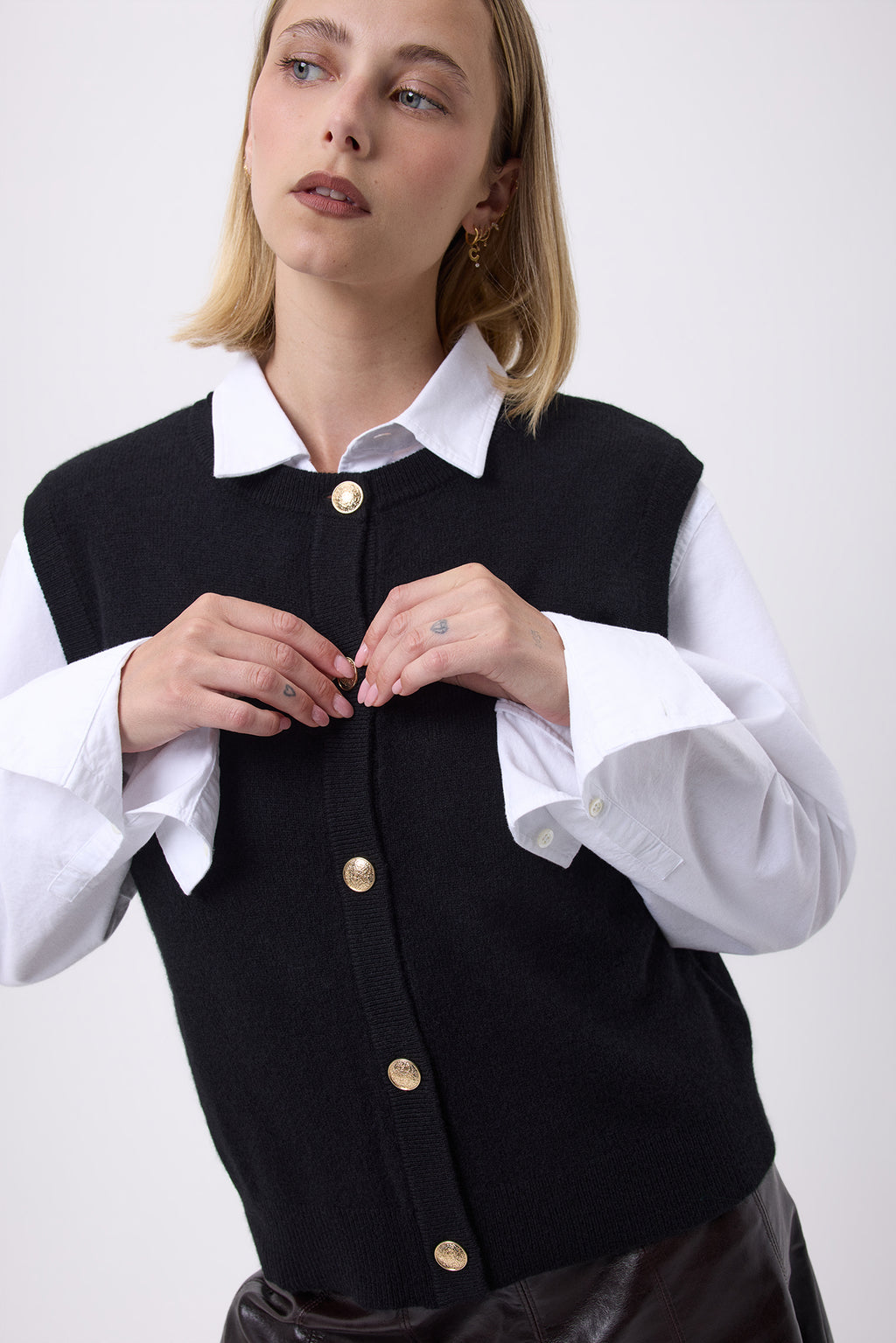 Oversized vest met ronde hals en gouden knopen mouwloos F Bari - Zwart - Dames