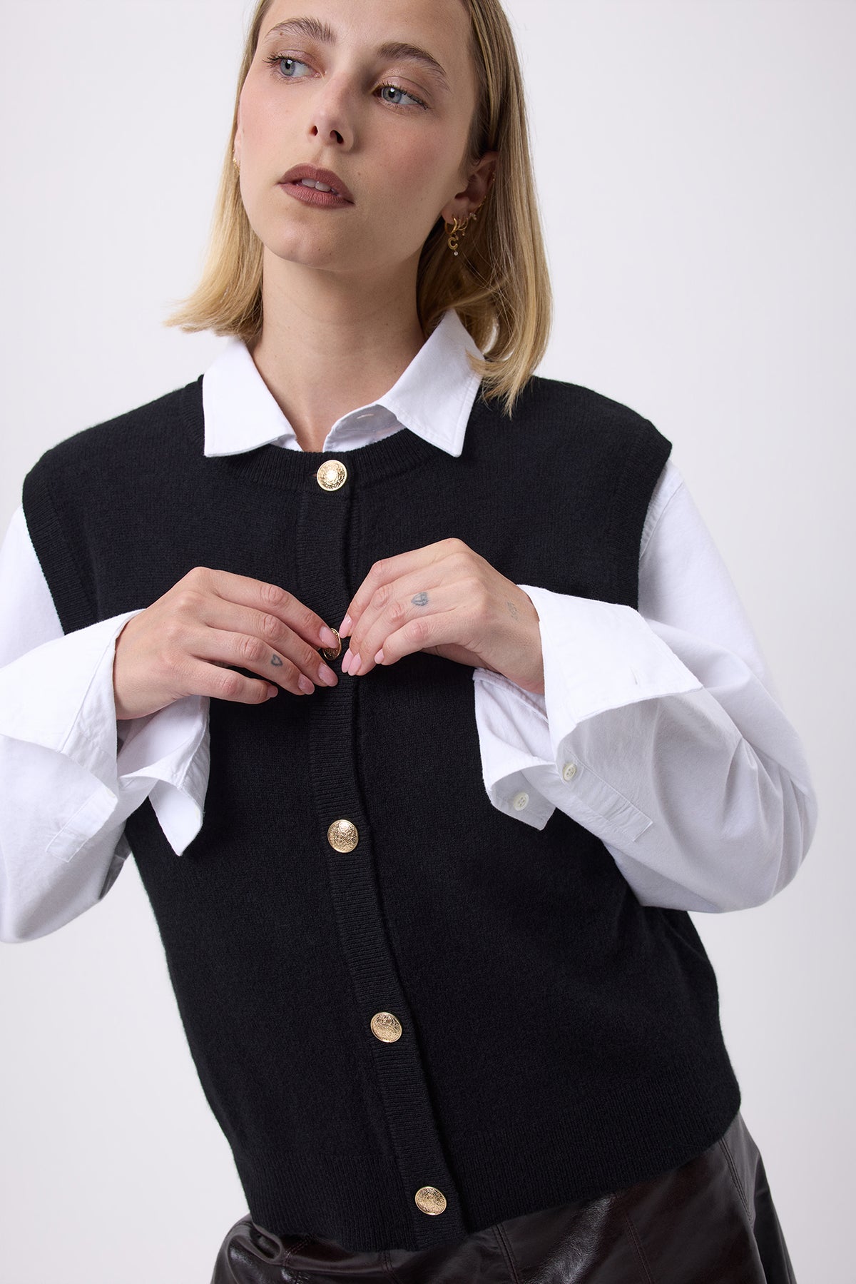 Oversized vest met ronde hals en gouden knopen mouwloos F Bari - Zwart - Dames