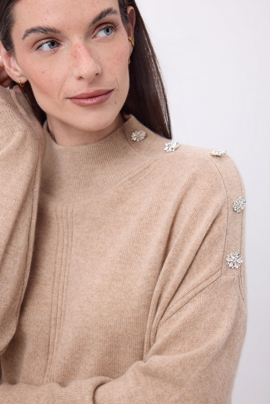 Jersey de cuello alto con joyas Baya - Beige crema - Botones plateados - Mujer